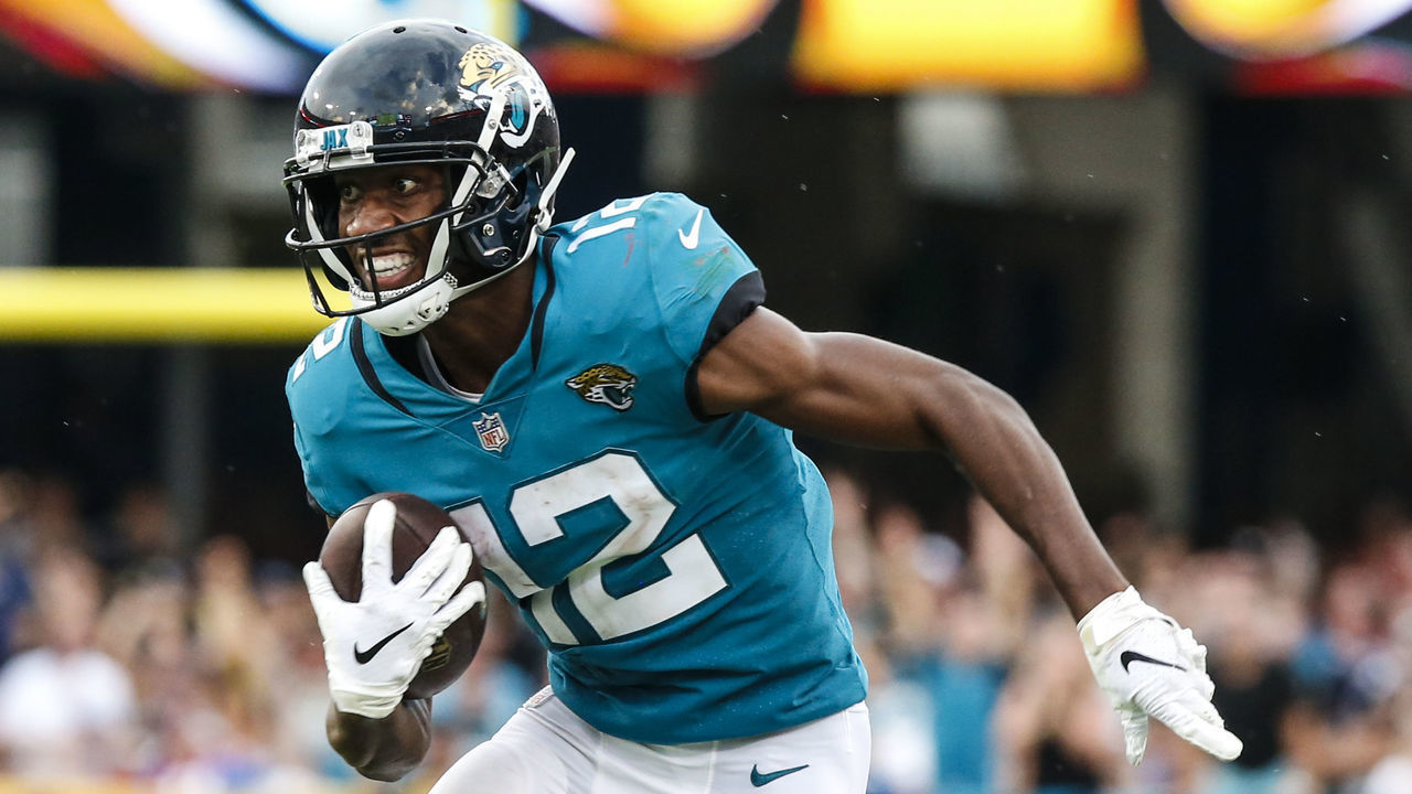 JACKSONVILLE, FL - SEPTEMBER 16: Jacksonville Jaguars wide receiver Dede Westbrook (12) runs with the ball for a touchdown during the game between the New England Patriots and the Jacksonville Jaguars on September 16, 2018 at TIAA Bank Field in Jacksonville, Fl.