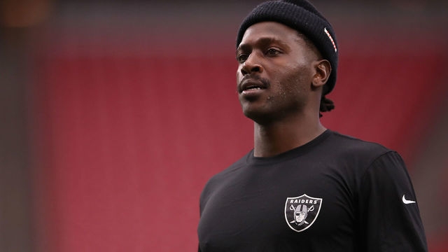 GLENDALE, ARIZONA - AUGUST 15: Wide receiver Antonio Brown #84 of the Oakland Raiders warms up before the NFL preseason game against the Arizona Cardinals at State Farm Stadium on August 15, 2019 in Glendale, Arizona.