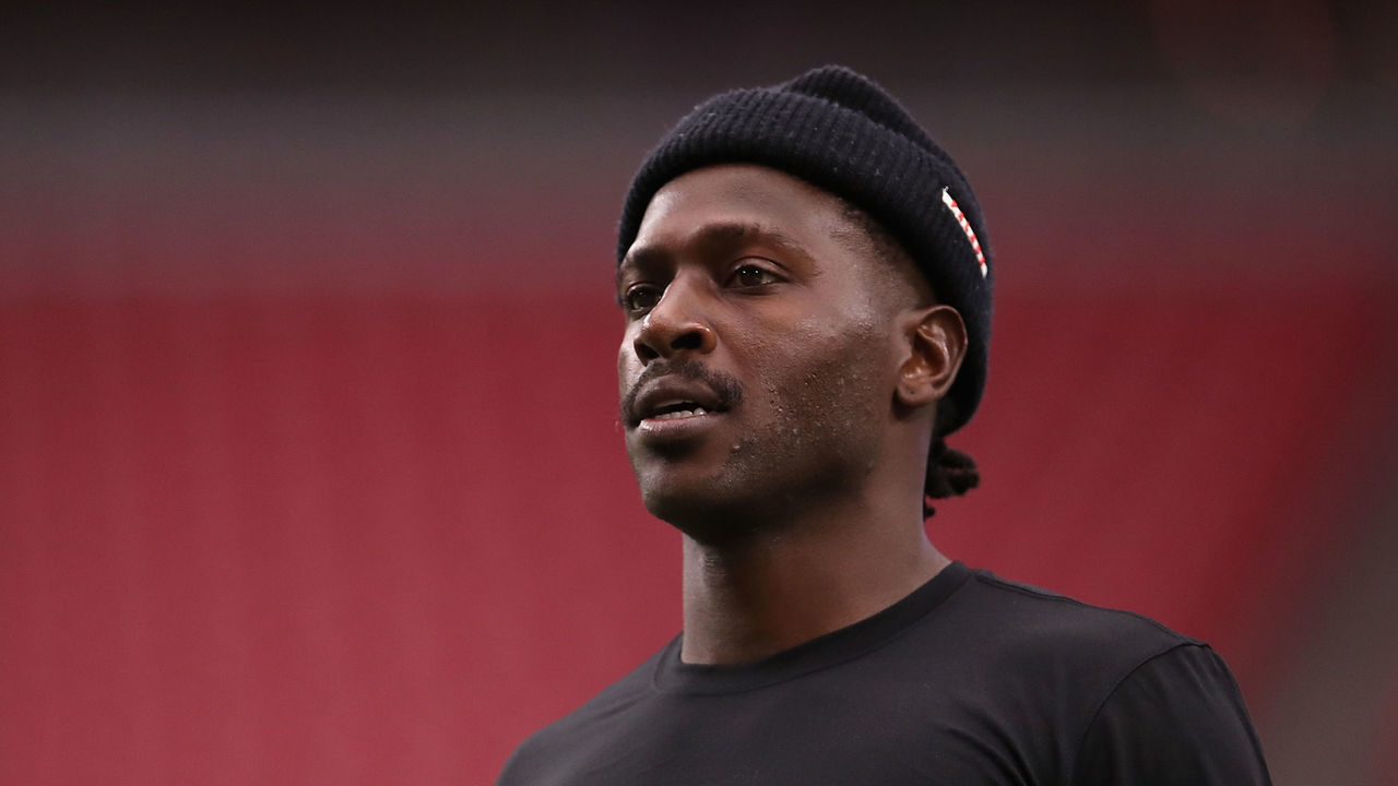 GLENDALE, ARIZONA - AUGUST 15: Wide receiver Antonio Brown #84 of the Oakland Raiders warms up before the NFL preseason game against the Arizona Cardinals at State Farm Stadium on August 15, 2019 in Glendale, Arizona.