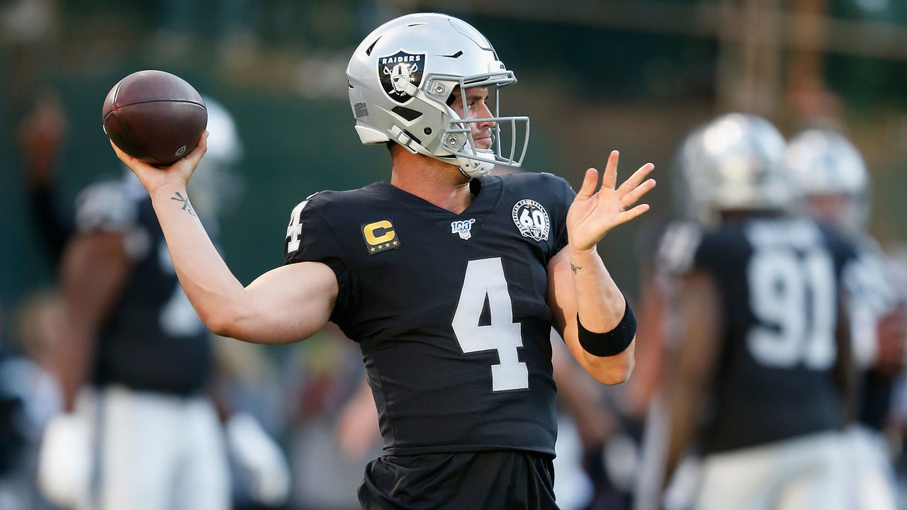 OAKLAND, CALIFORNIA - SEPTEMBER 09: Quarterback Derek Carr #4 of the Oakland Raiders warms up before the game against the Denver Broncos at RingCentral Coliseum on September 09, 2019 in Oakland, California.