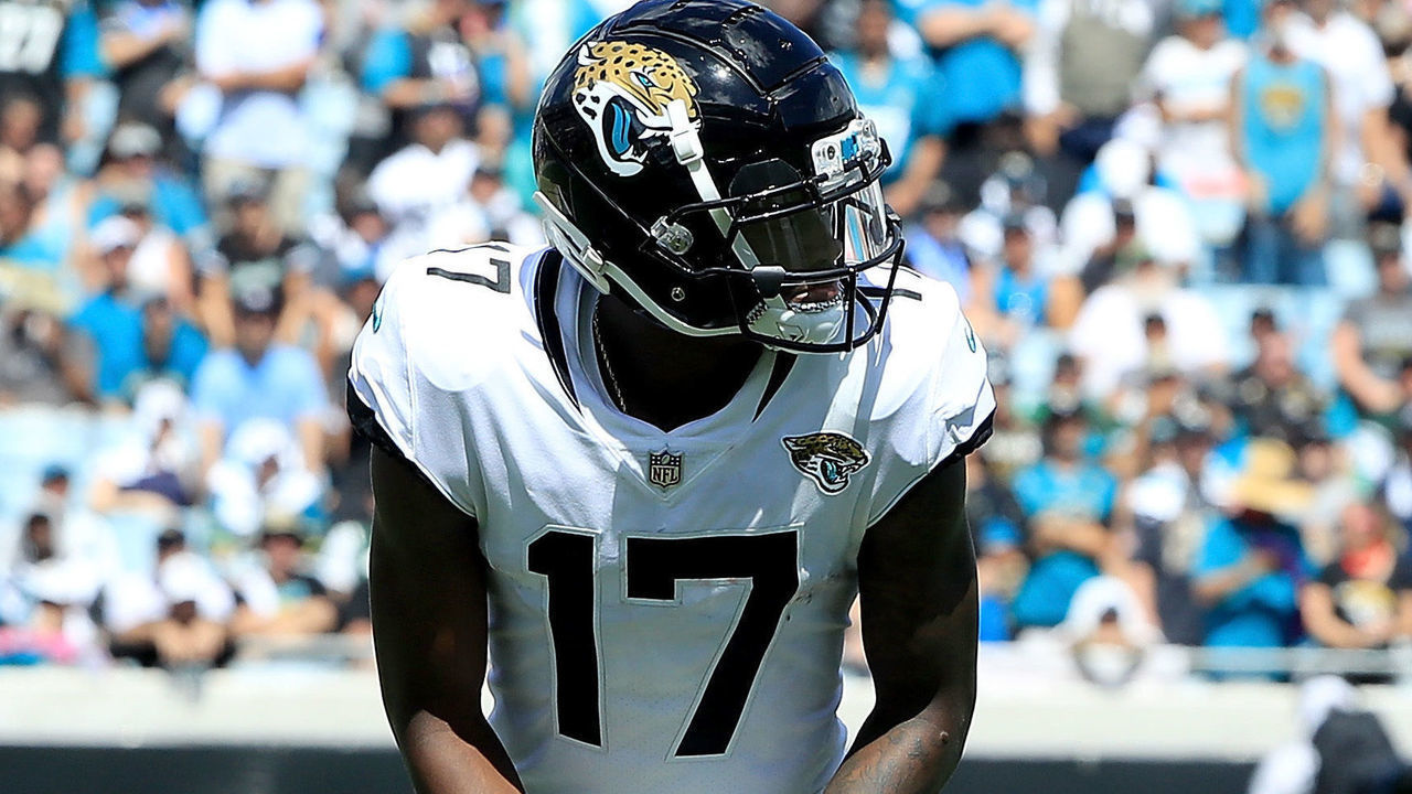 JACKSONVILLE, FL - SEPTEMBER 30: D.J. Chark #17 of the Jacksonville Jaguars lines up during the game against the New York Jets on September 30, 2018 in Jacksonville, Florida.