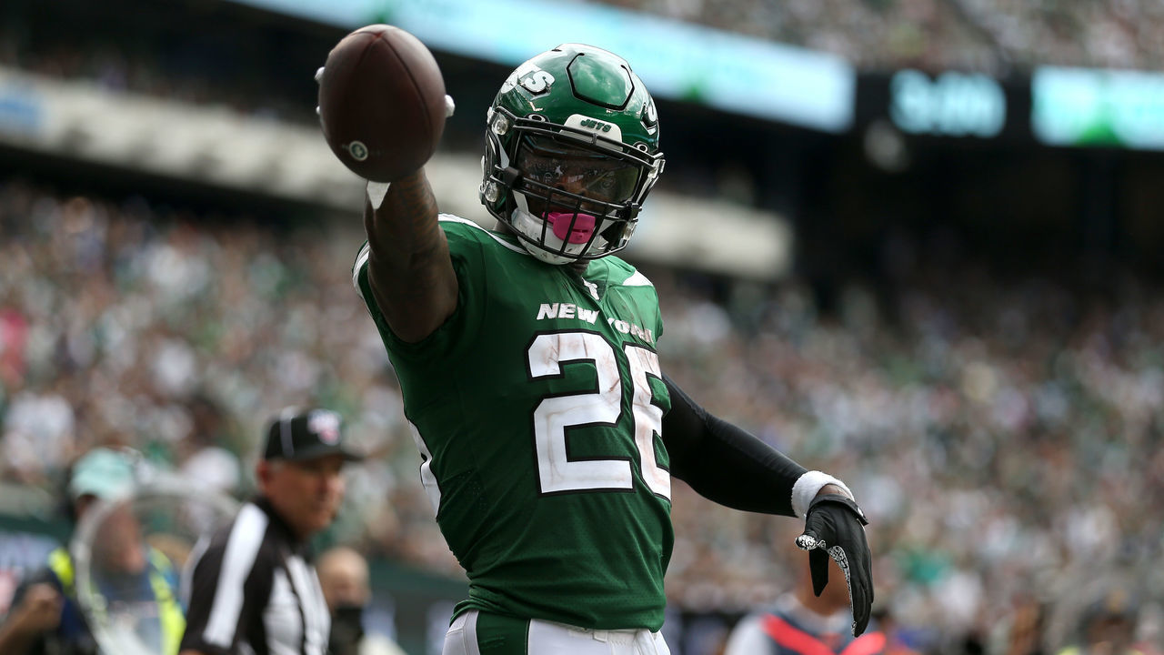 EAST RUTHERFORD, NEW JERSEY - SEPTEMBER 08: Le'Veon Bell #26 of the New York Jets signals for a first down against the Buffalo Bills during the at MetLife Stadium on September 08, 2019 in East Rutherford, New Jersey.