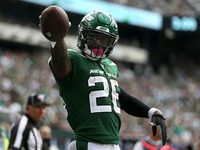 EAST RUTHERFORD, NEW JERSEY - SEPTEMBER 08: Le'Veon Bell #26 of the New York Jets signals for a first down against the Buffalo Bills during the at MetLife Stadium on September 08, 2019 in East Rutherford, New Jersey.