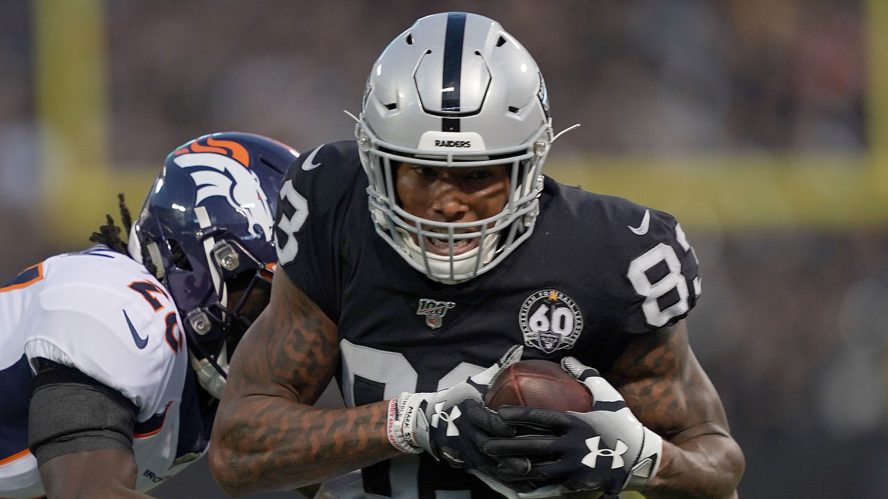 Raiders sign tight end Darren Waller to multi-year extension