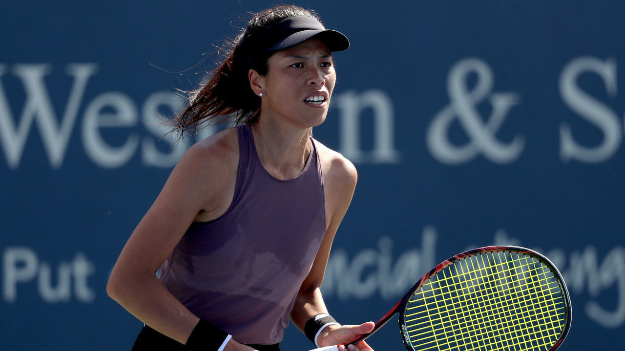 MASON, OHIO - AUGUST 15: Su-Wei Hsieh of Chinese Taipei plays Naomi Osaka of Japan during the Western & Southern Open at Lindner Family Tennis Center on August 15, 2019 in Mason, Ohio.