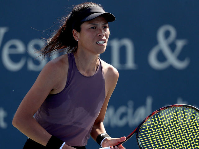 MASON, OHIO - AUGUST 15: Su-Wei Hsieh of Chinese Taipei plays Naomi Osaka of Japan during the Western & Southern Open at Lindner Family Tennis Center on August 15, 2019 in Mason, Ohio.