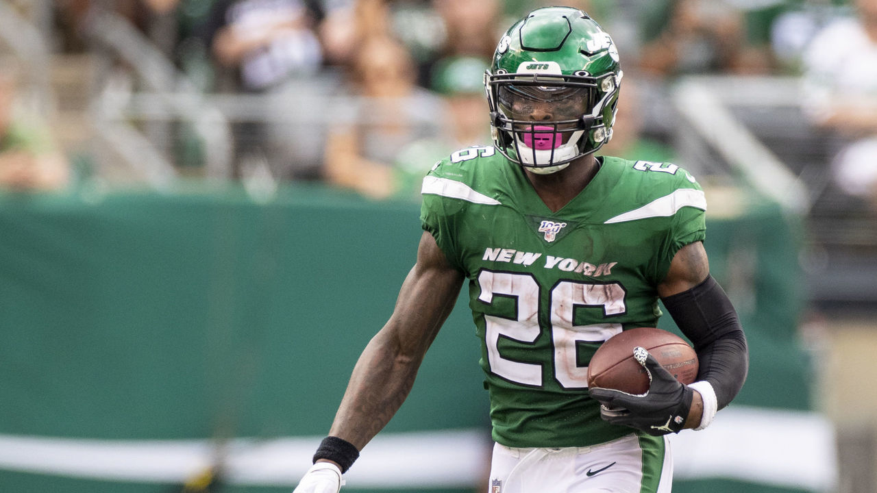 EAST RUTHERFORD, NJ - SEPTEMBER 08: Le'Veon Bell #26 of the New York Jets runs with the ball during the second half against the Buffalo Bills at MetLife Stadium on September 8, 2019 in East Rutherford, New Jersey. Buffalo defeats New York 17-16.