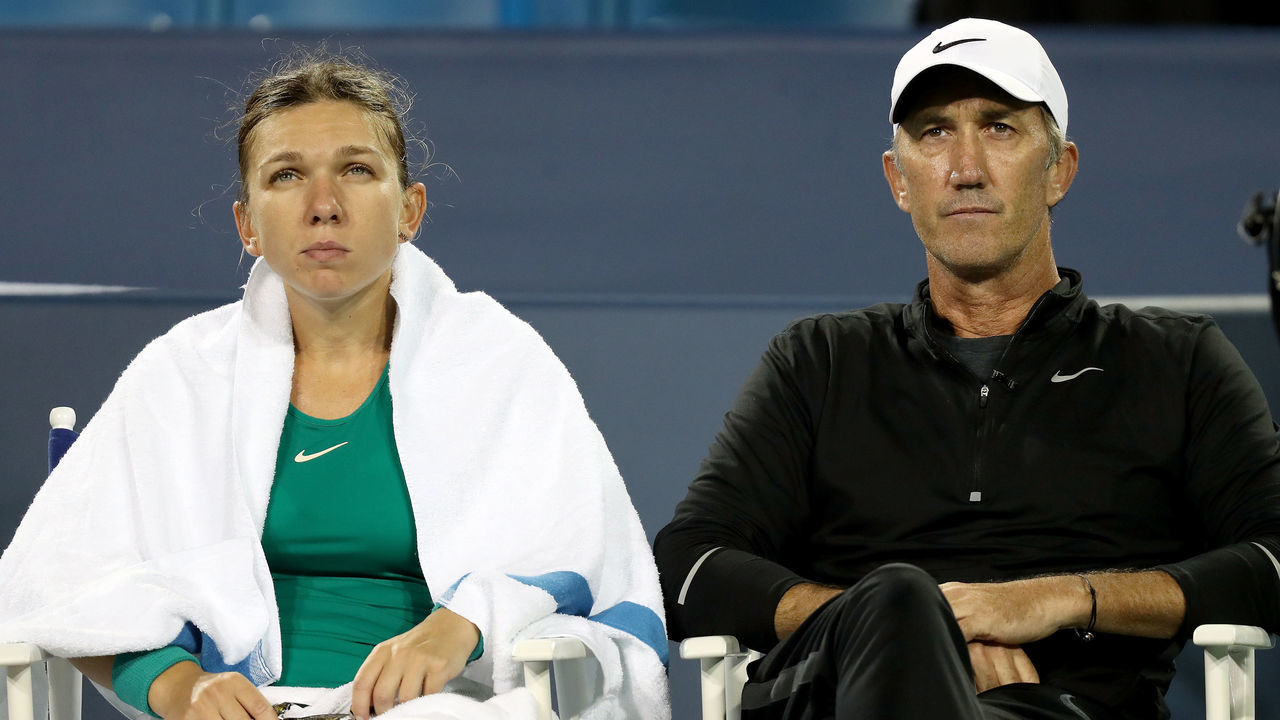 MASON, OH - AUGUST 15: Simona Halep of Romania confers with her coach Darren Cahill between sets while playing Ajla Tomjanovic of Australia during the Western & Southern Open at Lindner Family Tennis Center on August 15, 2018 in Mason, Ohio.