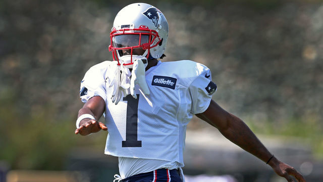 FOXBOROUGH, MA - SEPTEMBER 11: Newly-signed New England Patriots wide receiver Antonio Brown, wearing the number 1, makes his debut at New England Patriots practice at Gillette Stadium in Foxborough, MA on Sep. 11, 2019.