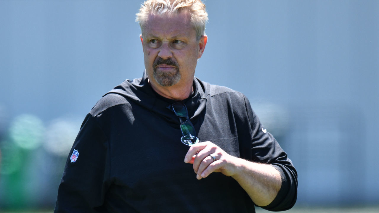 FLORHAM PARK, NJ - JUNE 04: Defensive Coordinator Gregg Williams of the New York Jets coaching drills during mandatory minicamp at The Atlantic Health Jets Training Center on June 4, 2019 in Florham Park, New Jersey.