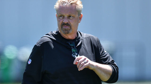 FLORHAM PARK, NJ - JUNE 04: Defensive Coordinator Gregg Williams of the New York Jets coaching drills during mandatory minicamp at The Atlantic Health Jets Training Center on June 4, 2019 in Florham Park, New Jersey.