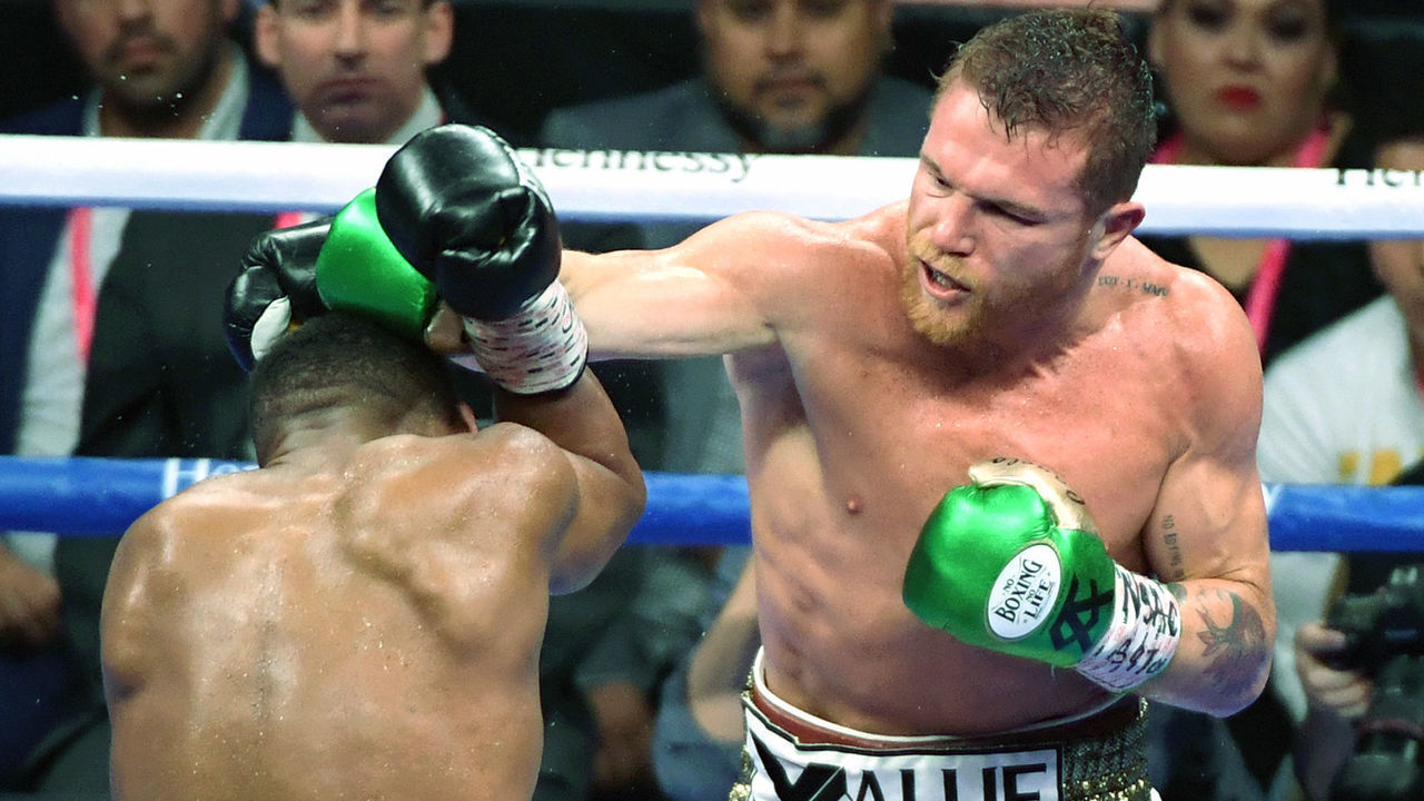 LAS VEGAS, NEVADA - MAY 04: Canelo Alvarez (R) hits Daniel Jacobs in the fifth round of their middleweight unification fight at T-Mobile Arena on May 4, 2019 in Las Vegas, Nevada. Alvarez won by unanimous decision.