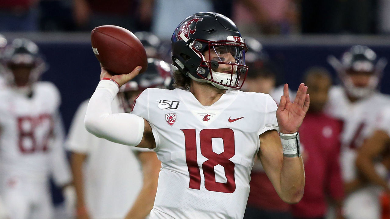 HOUSTON, TEXAS - SEPTEMBER 13: Anthony Gordon #18 of the Washington State Cougars throws a pass first quarter against the Houston Cougars during the Texas Kickoff at NRG Stadium on September 13, 2019 in Houston, Texas.