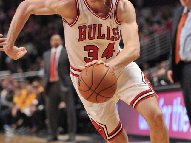 VIDEO: Mike Dunleavy nearly posterizes LeBron with rare jam
