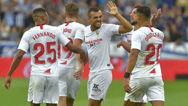 Sevilla's Spanish midfielder Joan Jordan (C) celebrates with teammates after scoring a goal during the Spanish league football match Deportivo Alaves against Sevilla FC at the Mendizorrotza stadium in Vitoria on September 15, 2019.