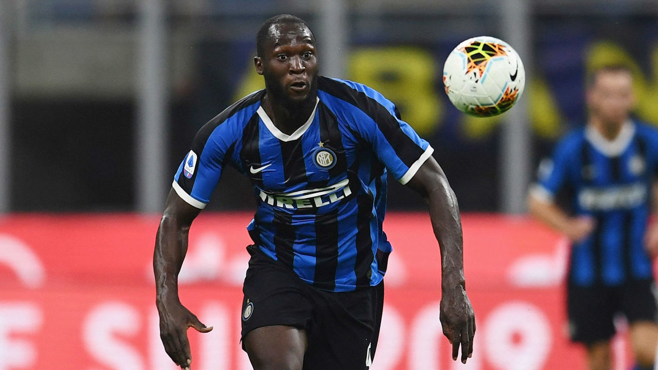 MILAN, ITALY - SEPTEMBER 14: Romelu Lukaku of FC Internazionale in action during the Serie A match between FC Internazionale and Udinese Calcio at Stadio Giuseppe Meazza on September 14, 2019 in Milan, Italy.