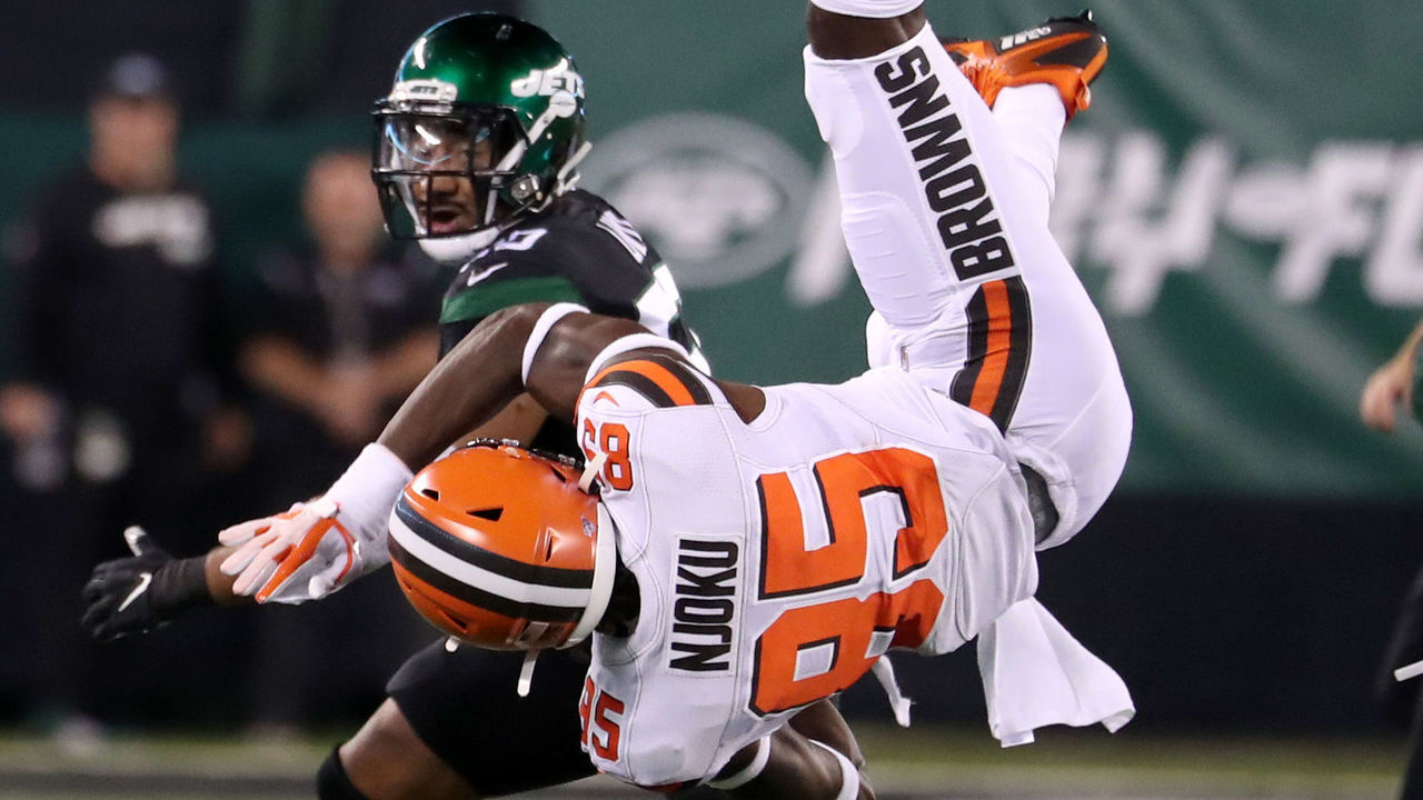 EAST RUTHERFORD, NEW JERSEY - SEPTEMBER 16: David Njoku #85 of the Cleveland Browns falls after failing to make a catch in the first quarter against Frankie Luvu #50 of the New York Jets at MetLife Stadium on September 16, 2019 in East Rutherford, New Jersey.