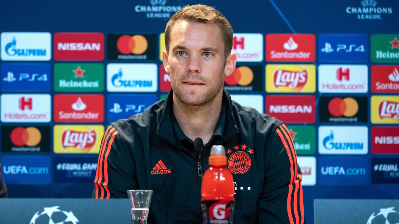 17 September 2019, Bavaria, Munich: Soccer: Champions League, Bayern Munich - Red Star Belgrade, Group stage, Group B, 1st matchday, Bayern Munich press conference at Allianz Arebna. Goalkeeper Manuel Neuer sits on the podium. Photo: Sven Hoppe/dpa