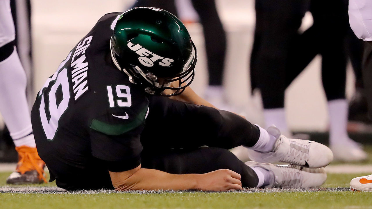 EAST RUTHERFORD, NEW JERSEY - SEPTEMBER 16: Trevor Siemian #19 of the New York Jets is injured in the second quarter against the Cleveland Browns at MetLife Stadium on September 16, 2019 in East Rutherford, New Jersey.