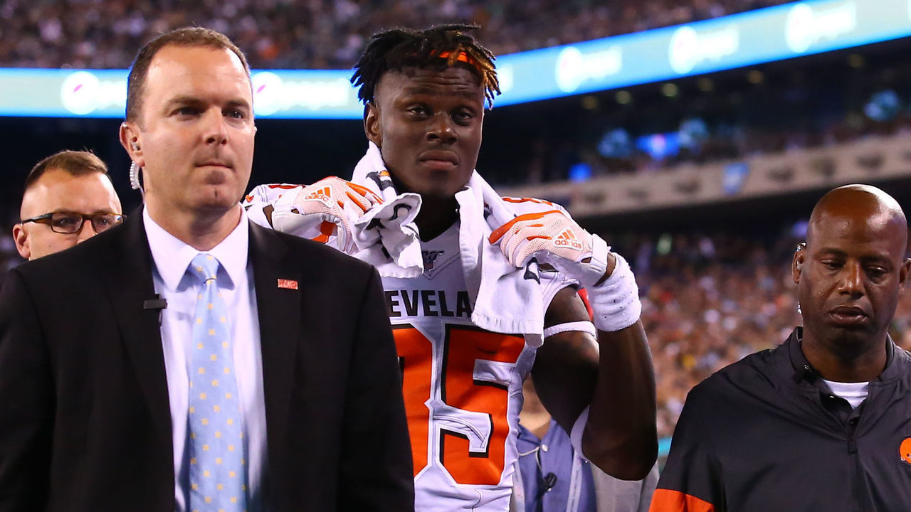 EAST RUTHERFORD, NJ - SEPTEMBER 16: Cleveland Browns tight end David Njoku (85) leaves the field during the first quarter of the National Football League game between the New York Jets and the Cleveland Browns on September 16, 2019 at MetLife Stadium in East Rutherford, NJ.