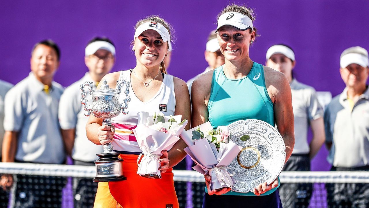 Samantha Stosur (L) of Australia poses for photos with second-placed Sofia Kenin (R) of the US after their women's singles final match at the Guangzhou Open tennis tournament in Guangzhou in China's southern Guangdong province on September 21, 2019.