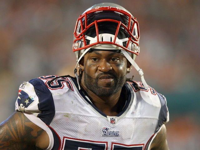 Ex-Patriots linebacker Brandon Spikes puts championship ring on