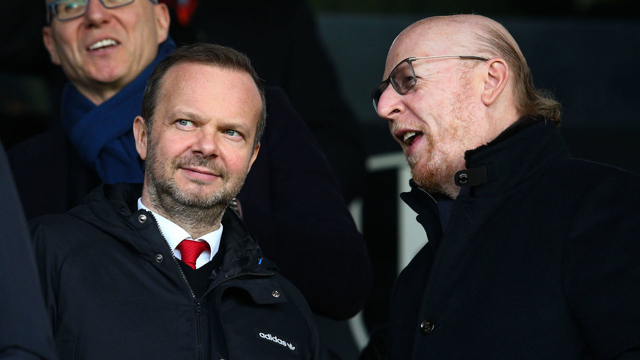 LONDON, ENGLAND - FEBRUARY 09: Manchester United chief executive Ed Woodward speaks to Manchester United co-chairman Avram Glazer ahead of the Premier League match between Fulham FC and Manchester United at Craven Cottage on February 9, 2019 in London, United Kingdom.