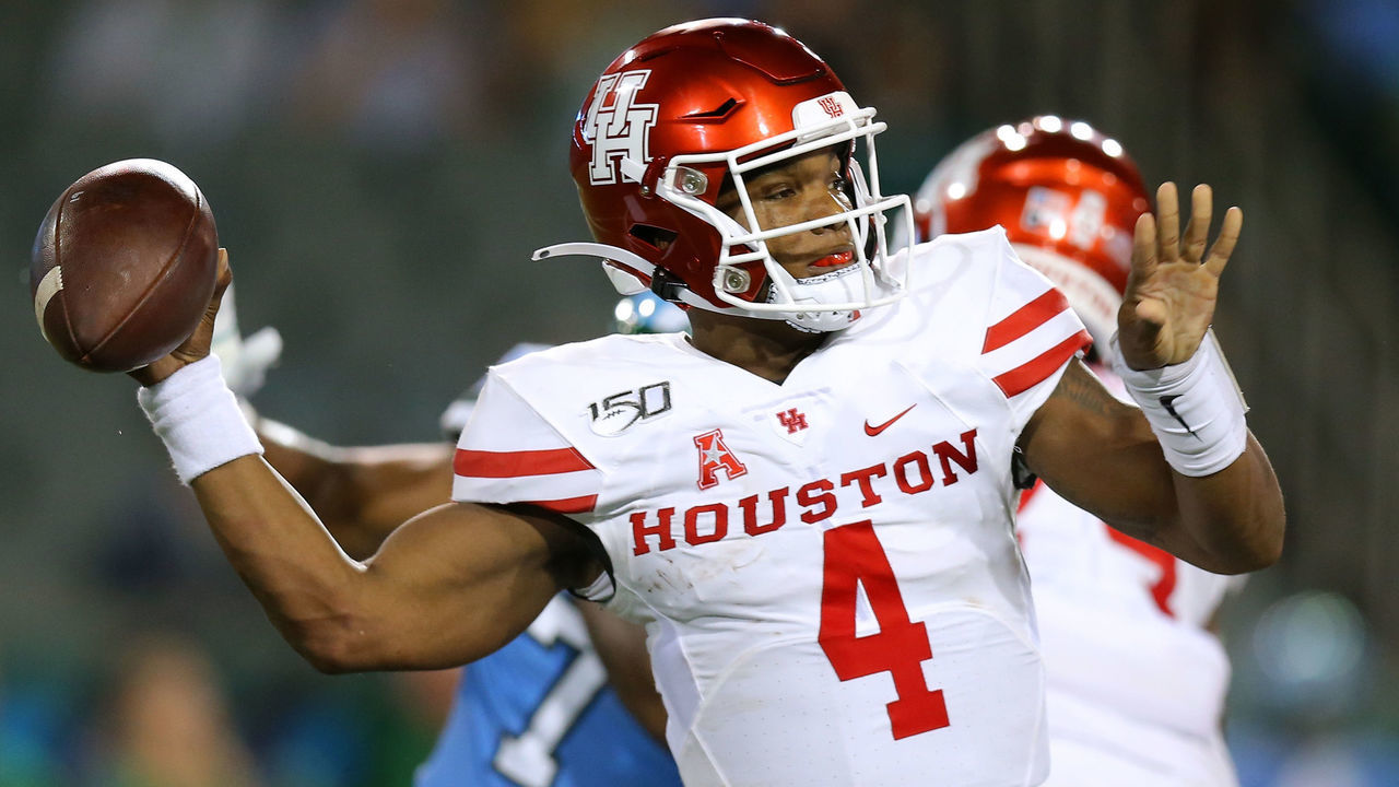 NEW ORLEANS, LOUISIANA - SEPTEMBER 19: D'Eriq King #4 of the Houston Cougars throws the ball during the first half of a game against the Tulane Green Wave at Yulman Stadium on September 19, 2019 in New Orleans, Louisiana.
