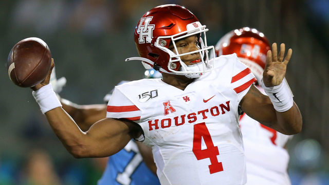 NEW ORLEANS, LOUISIANA - SEPTEMBER 19: D'Eriq King #4 of the Houston Cougars throws the ball during the first half of a game against the Tulane Green Wave at Yulman Stadium on September 19, 2019 in New Orleans, Louisiana.