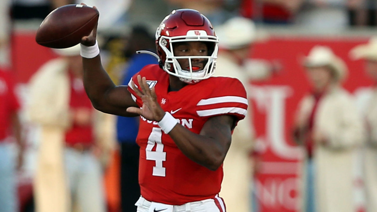 HOUSTON, TEXAS - SEPTEMBER 07: D'Eriq King #4 of the Houston Cougars looks for a receiver during the first quarter against the Prairie View A&M Panthers on September 07, 2019 in Houston, Texas.