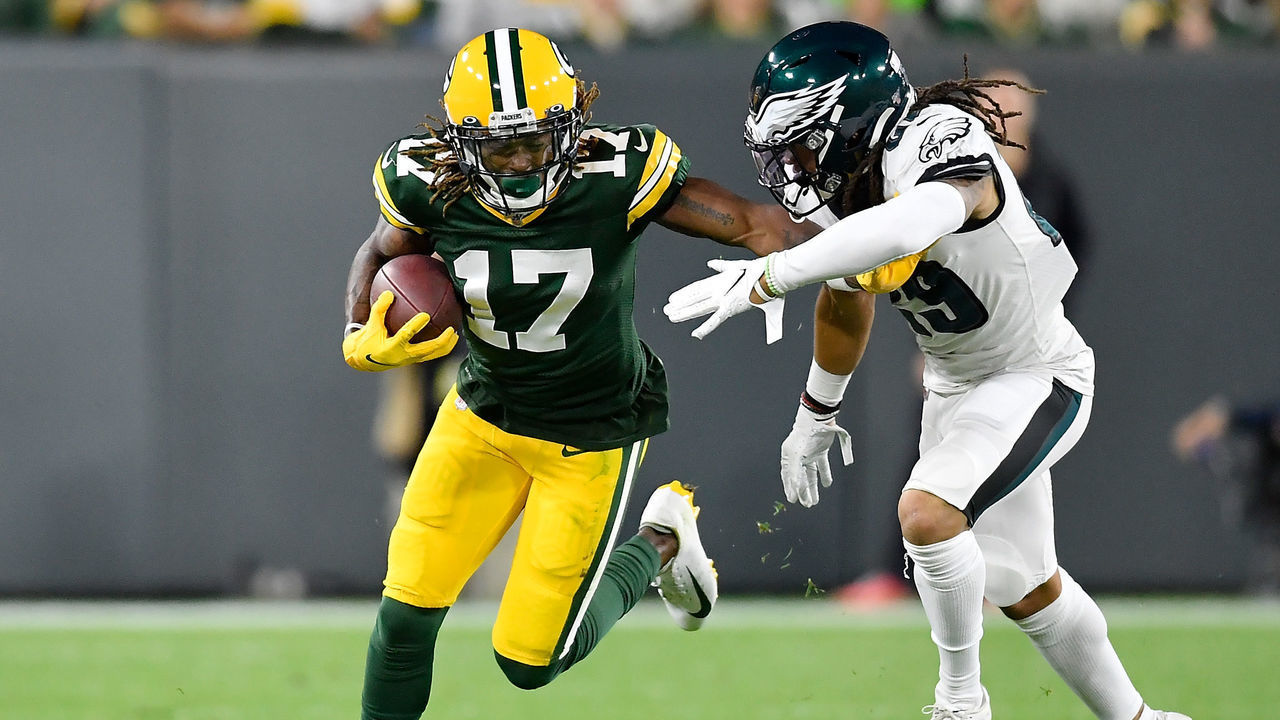 GREEN BAY, WISCONSIN - SEPTEMBER 26: Davante Adams #17 of the Green Bay Packers takes on Avonte Maddox #29 of the Philadelphia Eagles in the first quarter at Lambeau Field on September 26, 2019 in Green Bay, Wisconsin.