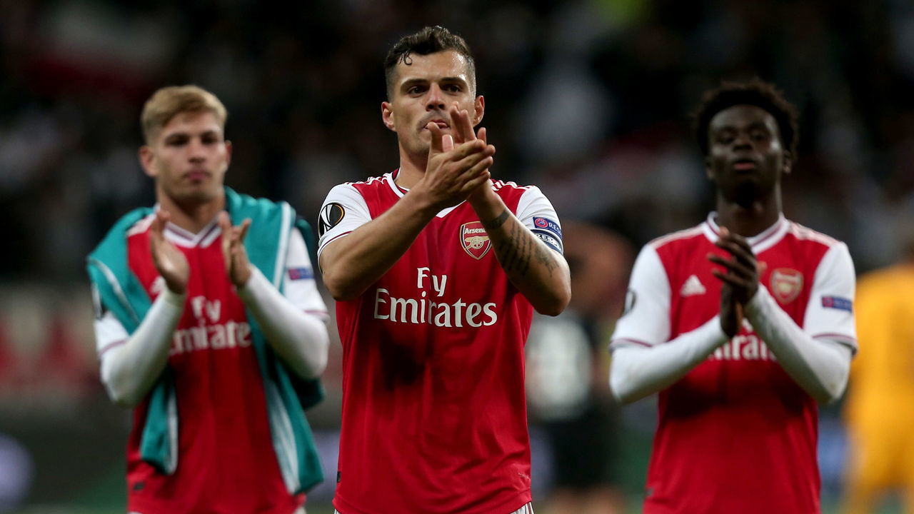 FRANKFURT AM MAIN, GERMANY - SEPTEMBER 19: Emile Smith Rowe of FC Arsenal, Granit Xhaka of FC Arsenal and Bukayo Saka of FC Arsenal gestures during the UEFA Europa League group F match between Eintracht Frankfurt and Arsenal FC on September 19, 2019 in Frankfurt am Main, Germany.