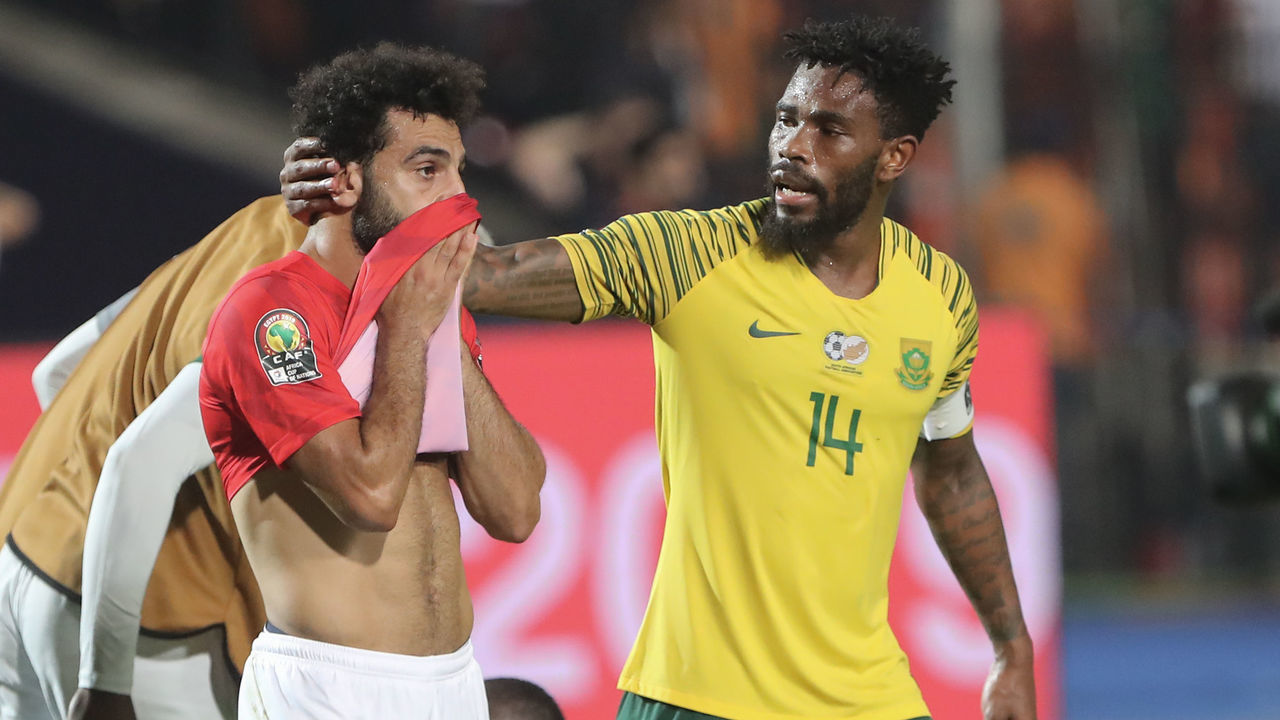 06 July 2019, Egypt, Cairo: South Africa's Thulani Hlatshwayo (R) consoles Egypt's Mohamed Salah after the final whistle of the 2019 Africa Cup of Nations round of 16 soccer between Egypt and South Africa at Cairo International Stadium. Photo: Omar Zoheiry/dpa
