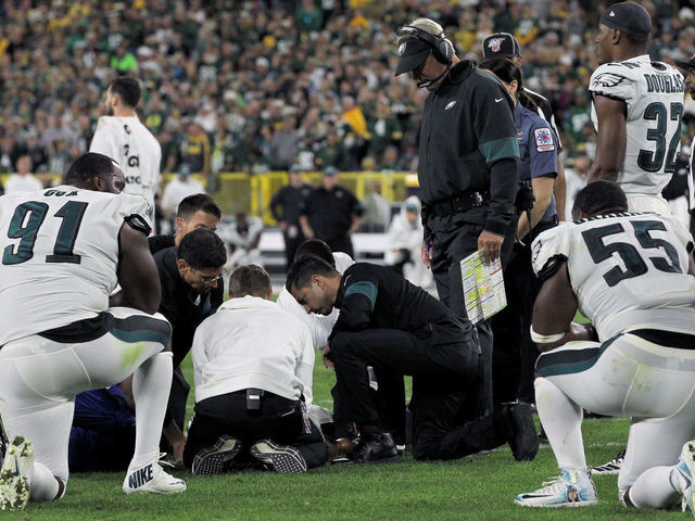 Packers Williams Eagles Maddox Say They Re Ok After Tnf Stretchers Thescore Com