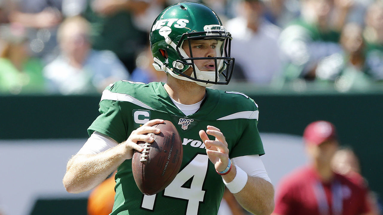 EAST RUTHERFORD, NEW JERSEY - SEPTEMBER 08: (NEW YORK DAILIES OUT) Sam Darnold #14 of the New York Jets in action against the Buffalo Bills at MetLife Stadium on September 08, 2019 in East Rutherford, New Jersey. The Bills defeated the Jets 17-16.