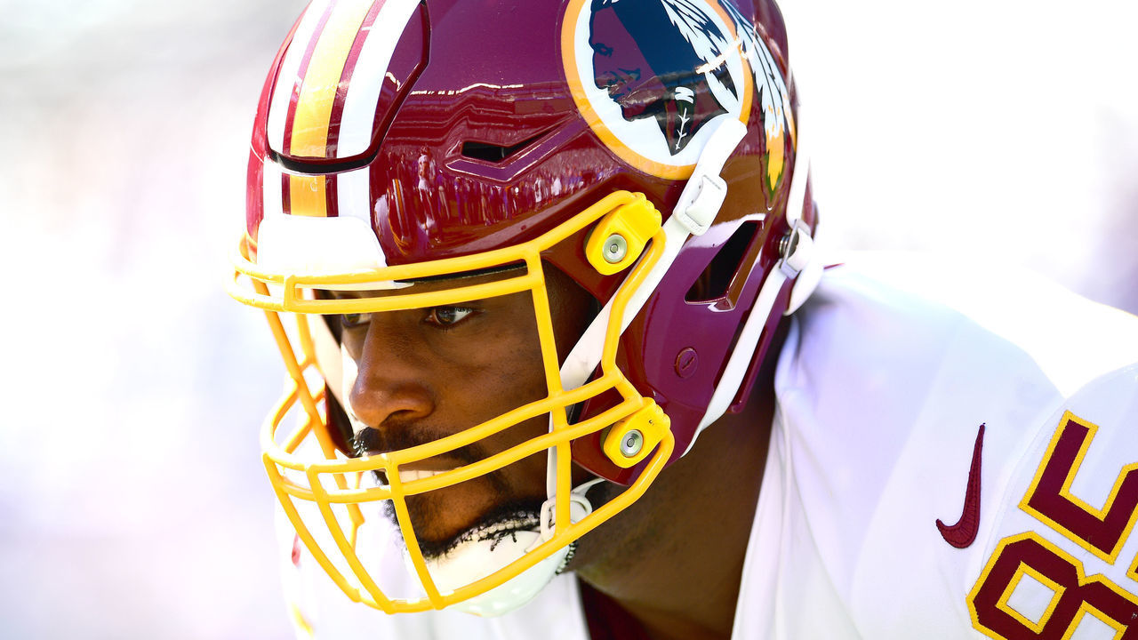 EAST RUTHERFORD, NEW JERSEY - SEPTEMBER 29: Vernon Davis #85 of the Washington Redskins looks on during warm ups before their game against the New York Giants at MetLife Stadium on September 29, 2019 in East Rutherford, New Jersey.