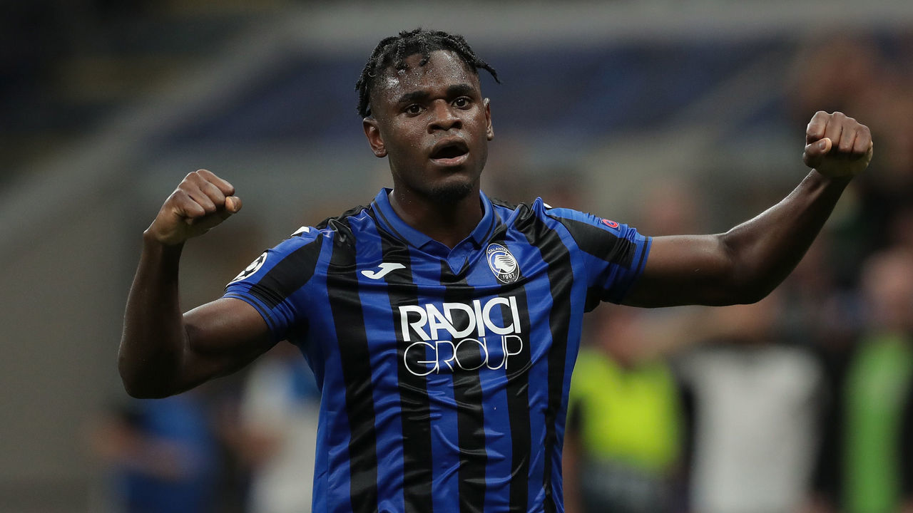 MILAN, ITALY - OCTOBER 01: Duvan Zapata of Atalanta BC celebrates after scoring the opening goal during the UEFA Champions League group C match between Atalanta and Shakhtar Donetsk at Stadio Giuseppe Meazza on October 1, 2019 in Milan, Italy.