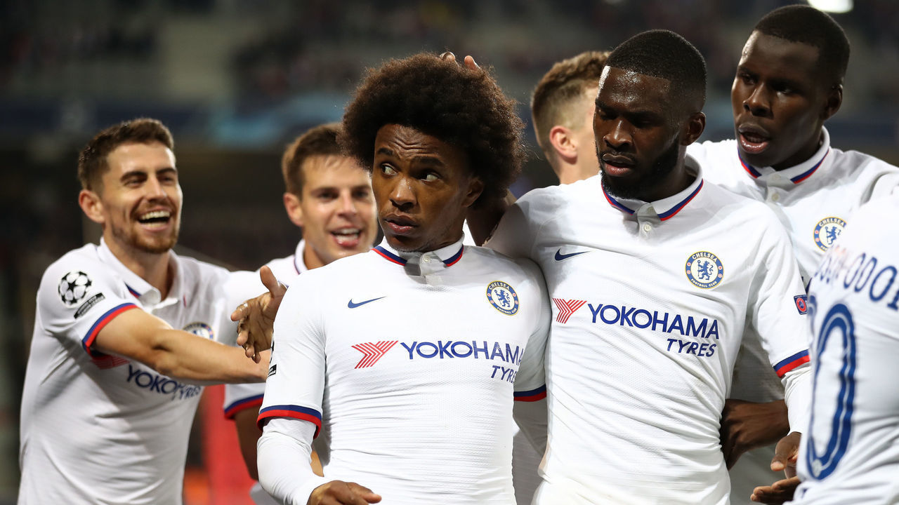 LILLE, FRANCE - OCTOBER 02: Willian of Chelsea celebrates with team mates after scoring his sides second goal during the UEFA Champions League group H match between Lille OSC and Chelsea FC at Stade Pierre Mauroy on October 02, 2019 in Lille, France.
