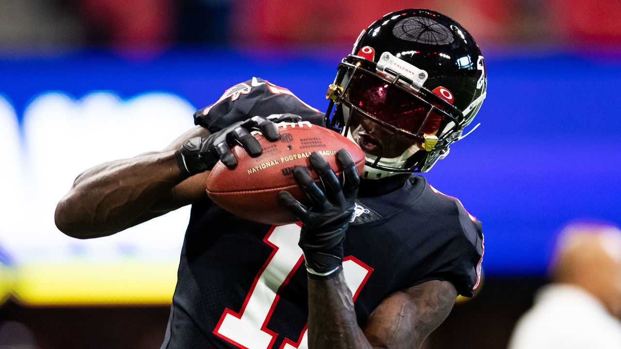 ATLANTA, GA - SEPTEMBER 29: Julio Jones #11 of the Atlanta Falcons catches a pass during warm ups prior to the game against the Tennessee Titans at Mercedes-Benz Stadium on September 29, 2019 in Atlanta, Georgia.