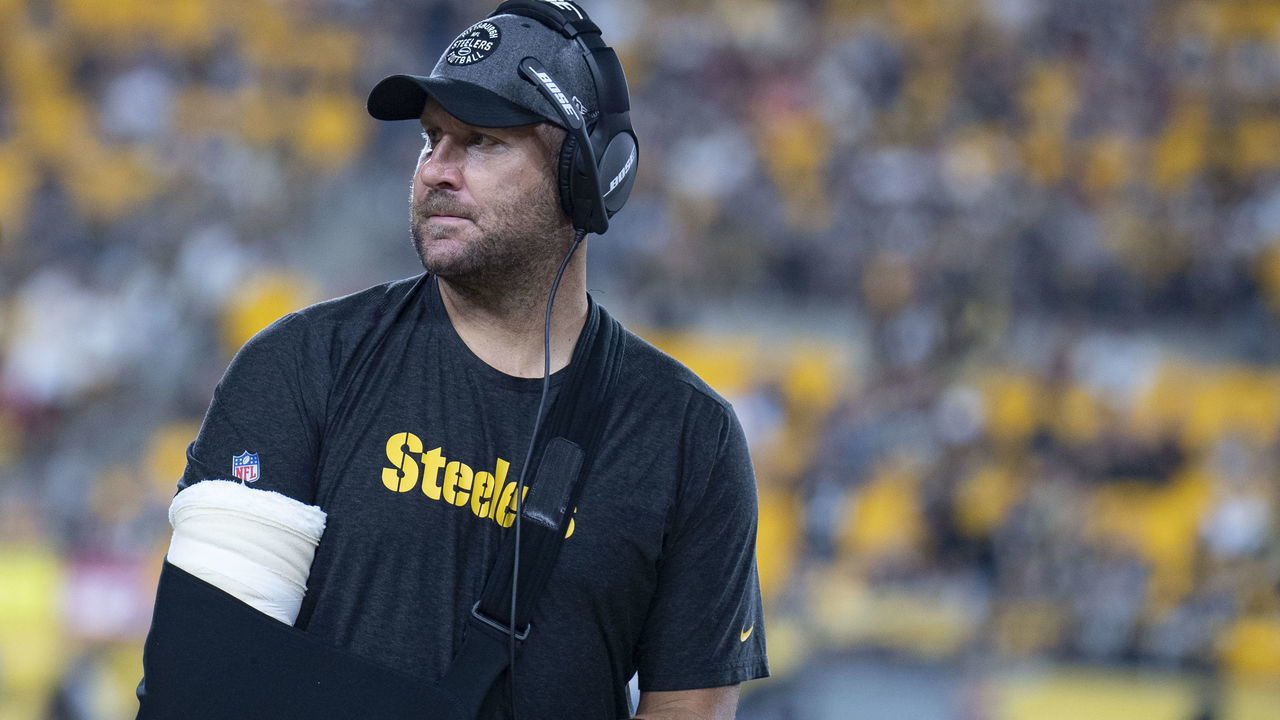 PITTSBURGH, PA - SEPTEMBER 30: Pittsburgh Steelers quarterback Ben Roethlisberger (7) looks on during the game between the Pittsburgh Steelers and the Cincinnati Bengals on September 30, 2019 at Heinz Field in Pittsburgh, PA.
