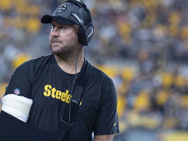 PITTSBURGH, PA - SEPTEMBER 30: Pittsburgh Steelers quarterback Ben Roethlisberger (7) looks on during the game between the Pittsburgh Steelers and the Cincinnati Bengals on September 30, 2019 at Heinz Field in Pittsburgh, PA.