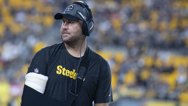 PITTSBURGH, PA - SEPTEMBER 30: Pittsburgh Steelers quarterback Ben Roethlisberger (7) looks on during the game between the Pittsburgh Steelers and the Cincinnati Bengals on September 30, 2019 at Heinz Field in Pittsburgh, PA.