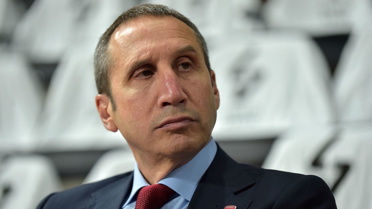 Olympiacos' US head coach forward David Blatt looks on during the Euroleague basketball match between LDLC ASVEL Lyon-Villeurbanne and Olympiakos Basket Balle in Villeurbanne, central-eastern France on October 4, 2019.
