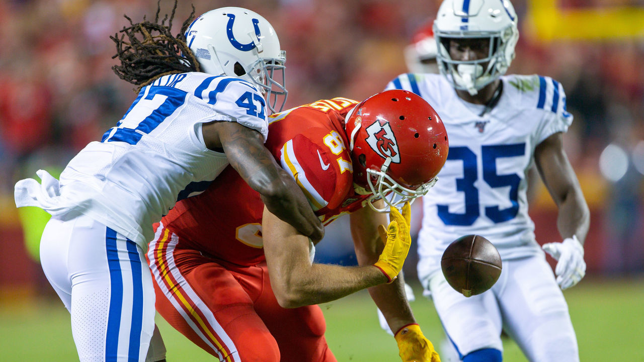 KANSAS CITY, MO - OCTOBER 06: Kansas City Chiefs tight end Travis Kelce (87) bobbles a pass during the NFL AFC game on October 6, 2019 at Arrowhead Stadium in Kansas City, Missouri.
