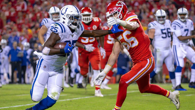 KANSAS CITY, MO - OCTOBER 06: Indianapolis Colts running back Marlon Mack (25) heads up field during the NFL AFC game against the Kansas City Chiefs on October 6, 2019 at Arrowhead Stadium in Kansas City, Missouri.