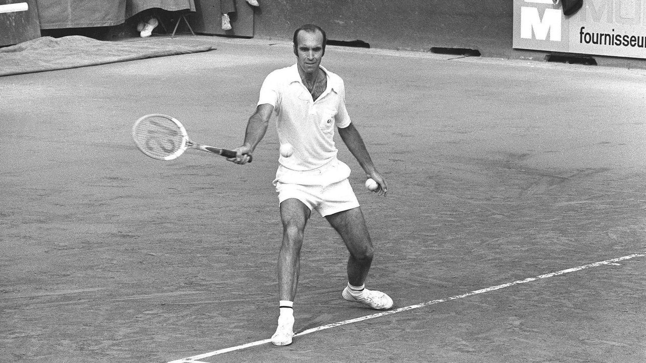 coup droit de l'Espagnol Andres Gimeno revers face au Français Patrick Proisy, le 03 juin 1972 à Paris en finale des Internationaux de France de Roland Garros. Gimenos remporte la victoire en quatre sets, 4:6, 6:3, 6:1, 6:1.
