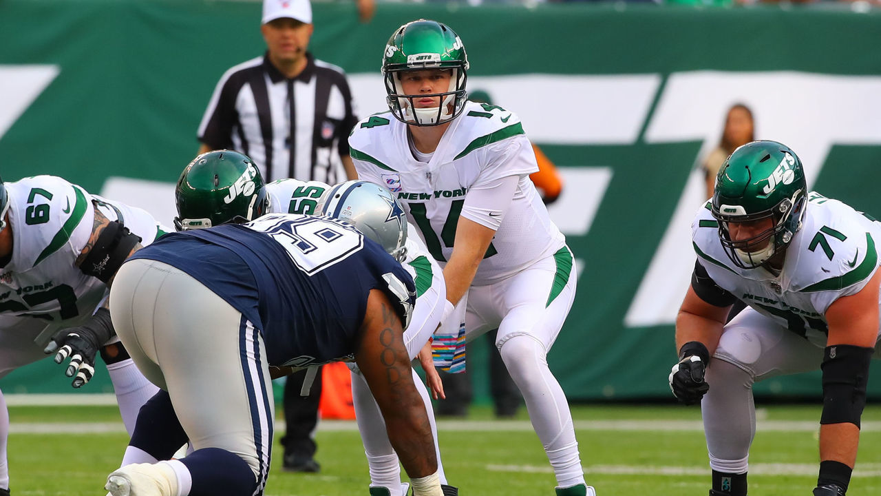 EAST RUTHERFORD, NJ - OCTOBER 13: New York Jets quarterback Sam Darnold (14) throws during the first quarter of the National Football League game between the New York Jets and the Dallas Cowboys on October 13, 2019 at MetLife Stadium in East Rutherford, NJ.
