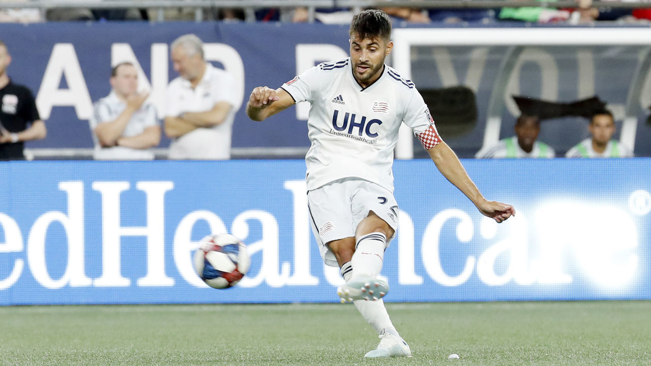 FOXBOROUGH, MA - AUGUST 03: New England Revolution forward Carles Gil (22) takes a free kick during a match between the New England Revolution and Los Angeles FC on August 3, 2019, at Gillette Stadium in Foxborough, Massachusetts.