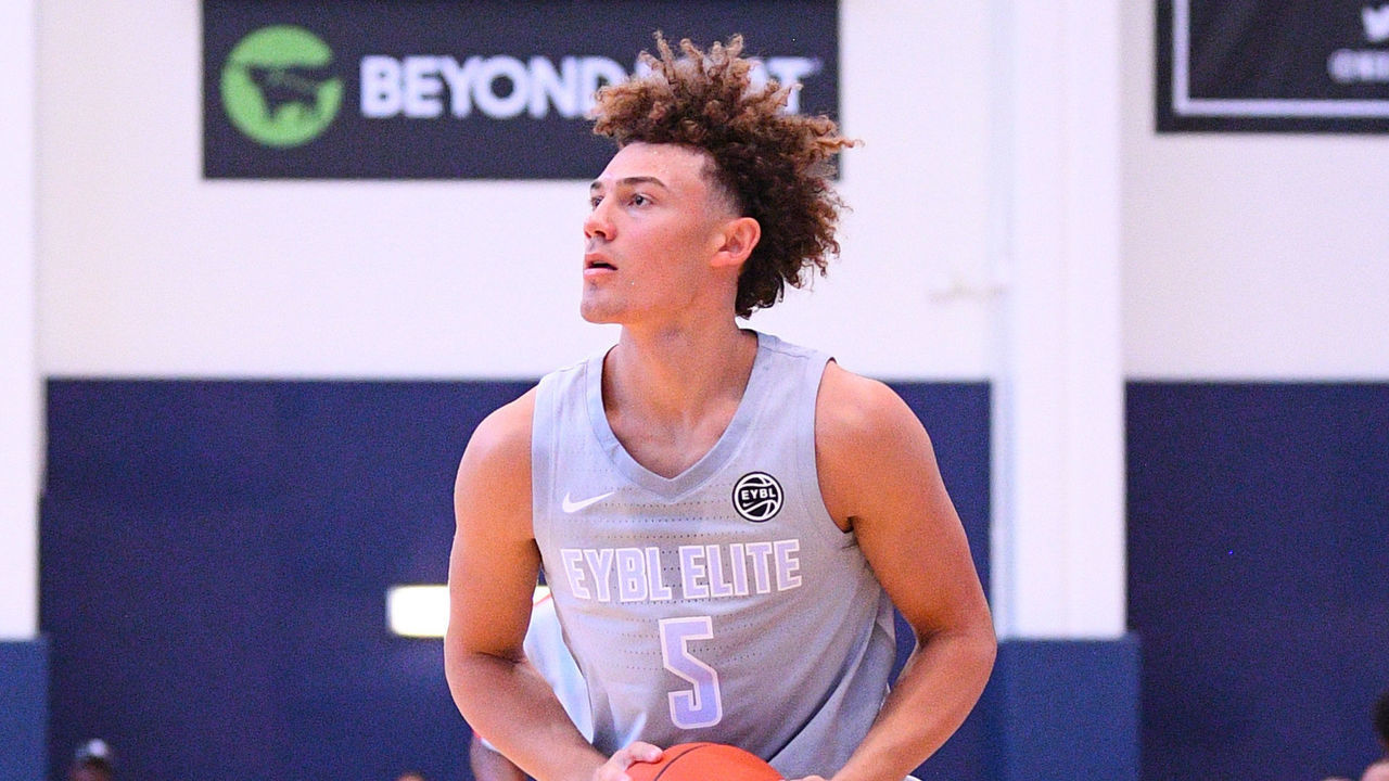 LOS ANGELES, CA - AUGUST 10: Devin Askew looks to attack the basket during the Nike Academy Showcase Game on August 10, 2019 at the Los Angeles Southwest College in Los Angeles, CA.