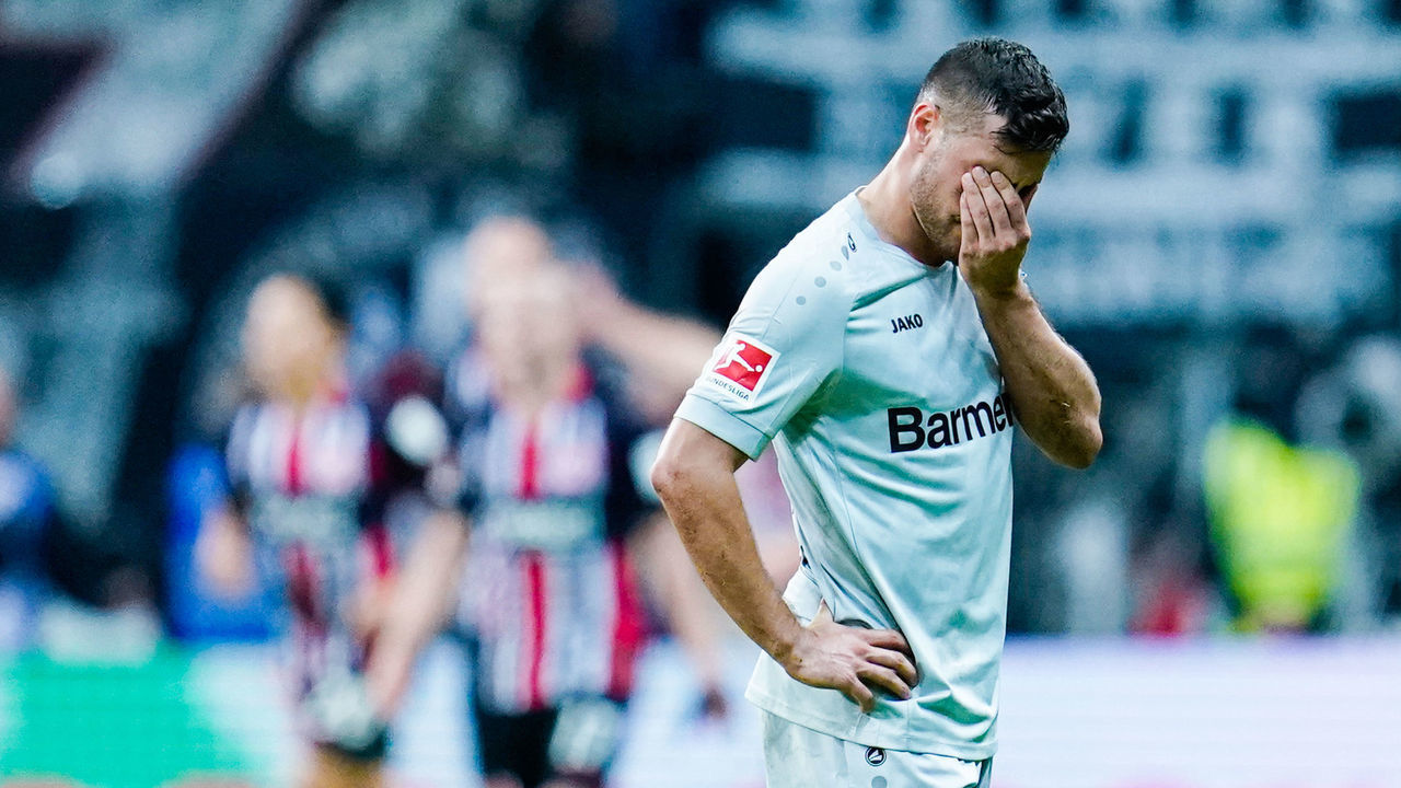 18 October 2019, Hessen, Frankfurt/Main: Soccer: Bundesliga, Eintracht Frankfurt - Bayer Leverkusen, 8th matchday, in the Commerzbank Arena. Leverkusen's Kevin Volland holds his hand in front of his face. Photo: Uwe Anspach/dpa - IMPORTANT NOTE: In accordance with the requirements of the DFL Deutsche Fußball Liga or the DFB Deutscher Fußball-Bund, it is prohibited to use or have used photographs taken in the stadium and/or the match in the form of sequence images and/or video-like photo sequences.